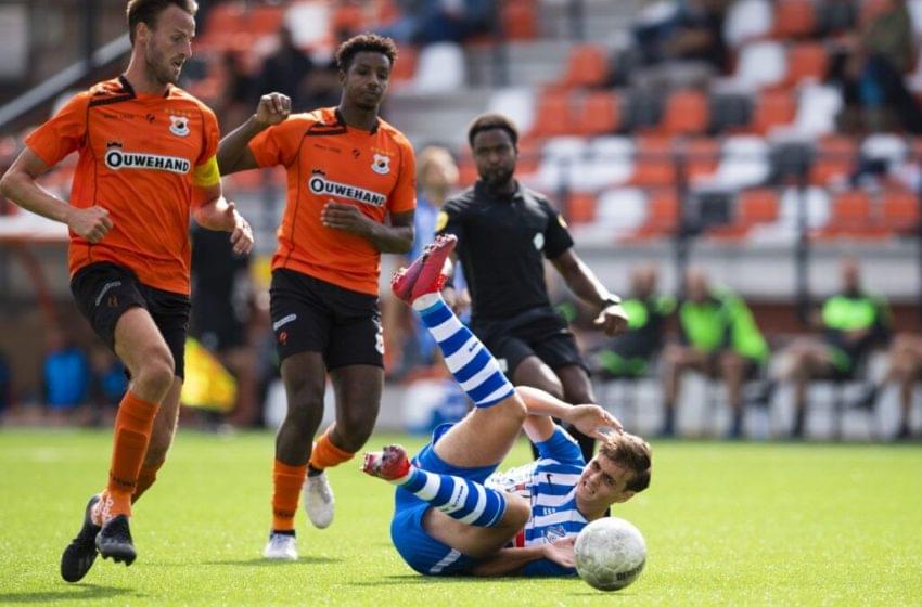 A porrada comeu solta no amistoso entre FC Eindhoven e vv Katwijk, e partida foi encerrada aos 44 minutos