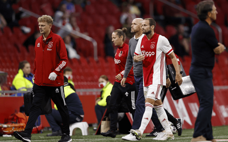  Marca-passo deixa Daley Blind na mão e ele desmaia em amistoso do Ajax