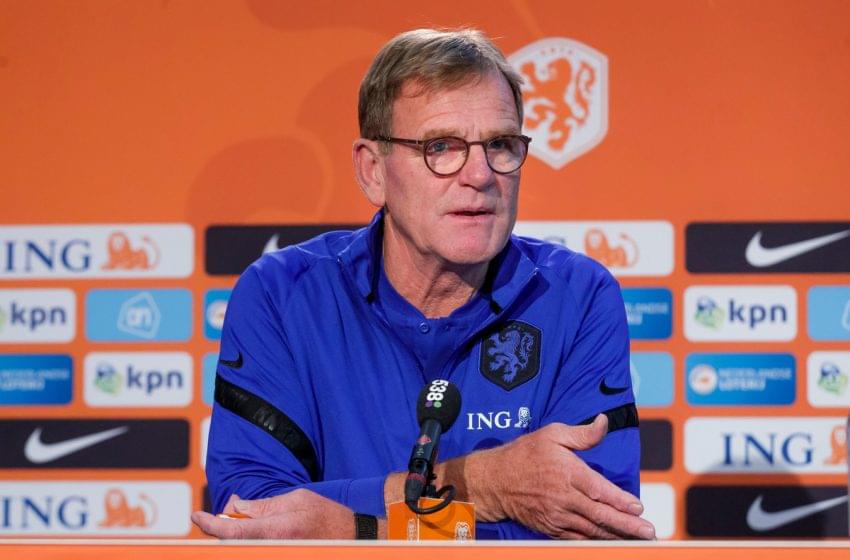 Dwight Lodeweges presta sua primeira coletiva como treinador interino da seleção holandesa