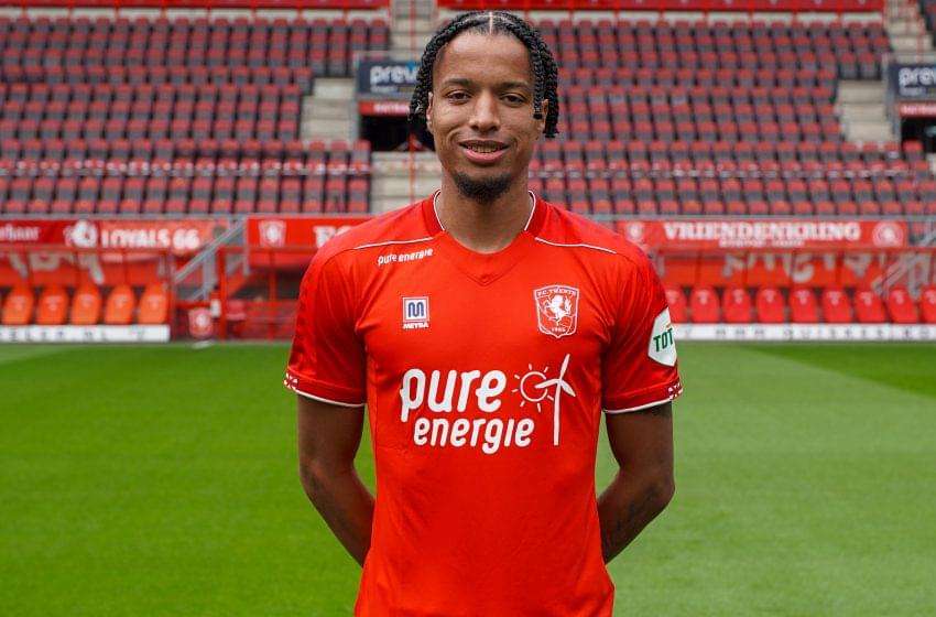 Tyronne Ebuehi chega ao FC Twente por empréstimo