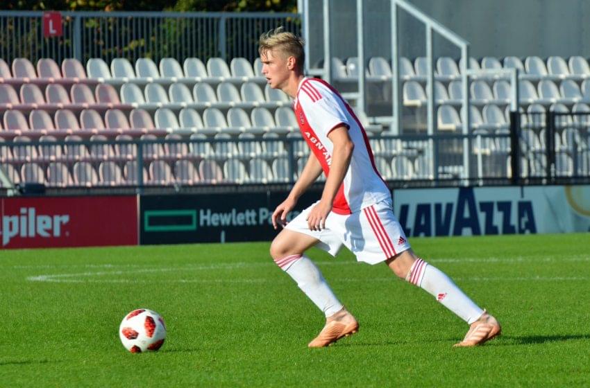 Kenneth Taylor renova com o AFC Ajax por mais quatro temporadas