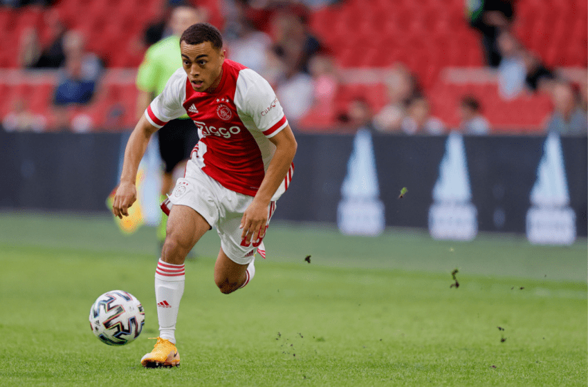 Ajax recebe proposta oficial do FC Barcelona por Sergiño Dest