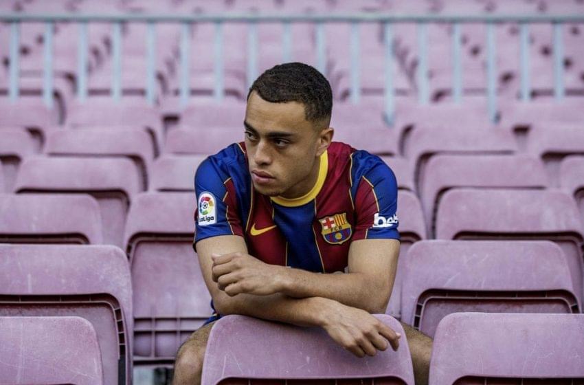 Sergiño Dest assina com o FC Barcelona por 21 milhões de euros