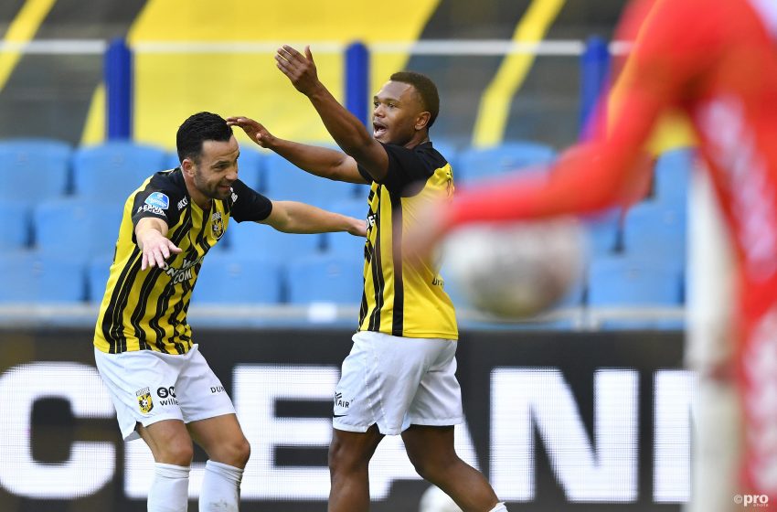  Oussama Tannane brilha, Riechedly Bazoer  é expulso e Vitesse vence FC Emmen por 3 a 1
