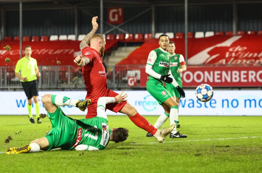 Almere City FC bate FC Dordrecht em casa e continua na briga pelo título