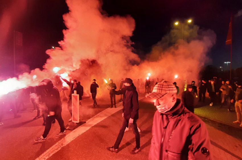 Torcedores do Vitesse aglomeram em frente ao GelreDome antes da final da Copa da Holanda