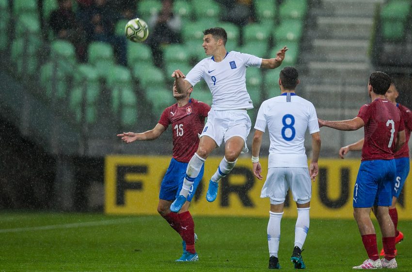 FC Utrecht anuncia a contratação de Anastasios Douvikas
