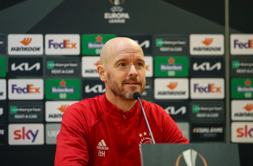 Erik ten Hag e Maarten Stekelenburg falam antes da partida diante da AS Roma