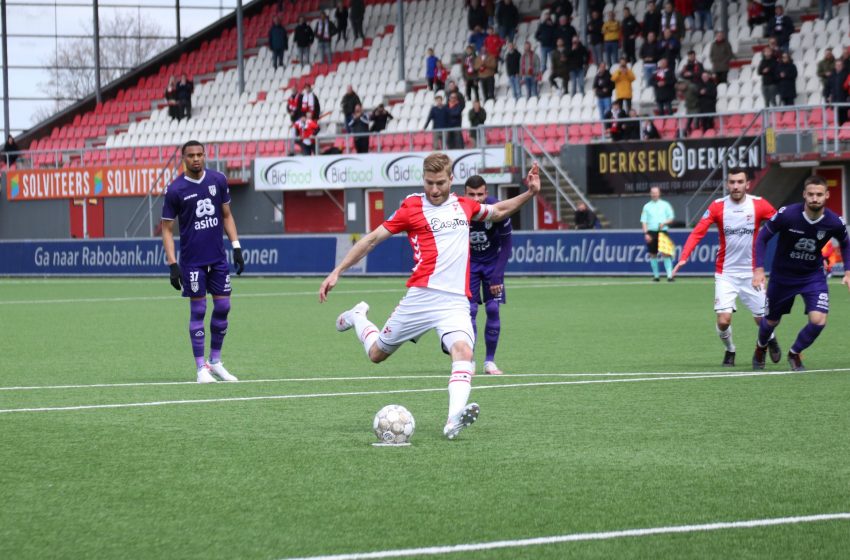 Michael de Leeuw marca três vezes e ajuda ao FC Emmen vencer o Heracles Almelo por 3 a 1