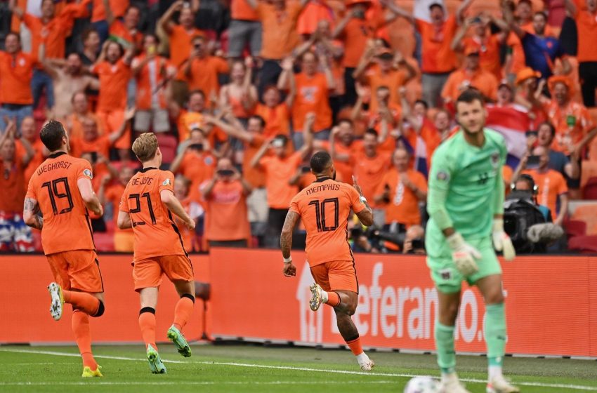 Memphis Depay e Denzel Dumfries marcam e Holanda garante vaga nas oitavas de finais da Eurocopa