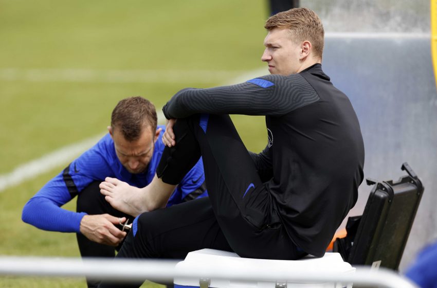 Tyrell Malacia é dúvida para semifinal da Eurocopa Sub21 e Perr Schuurs deixou o treinamento mais cedo