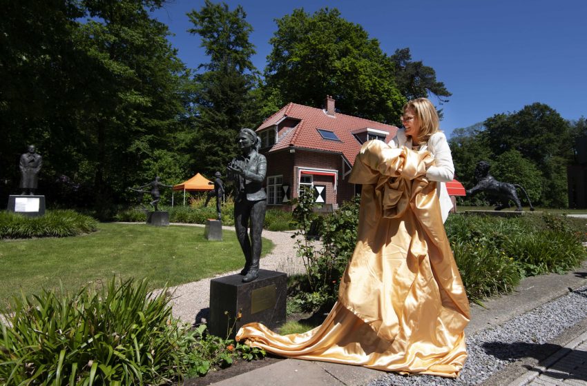  Sarina Wiegman ganha estátua no jardim das homenagens da KNVB