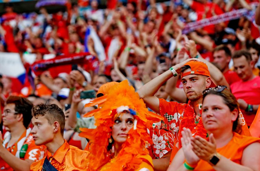 Matthijs de Ligt é expulso, Donyell Malen perde gol inacreditável e Holanda é eliminada da Eurocopa