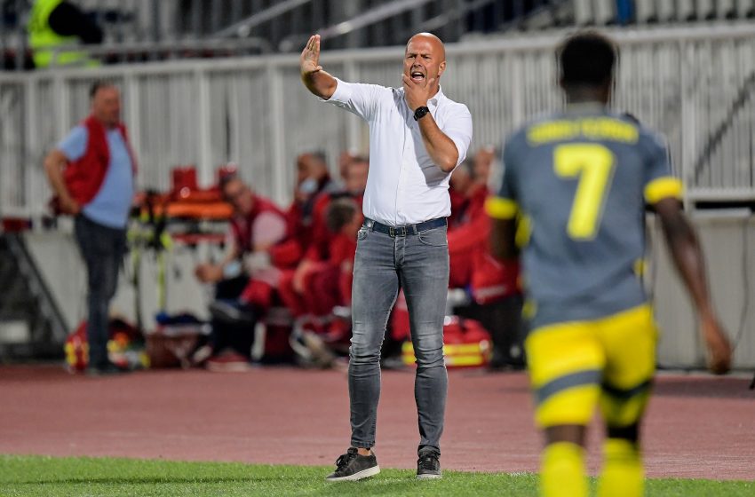 Arne Slot não ficou contente com desempenho do Feyenoord