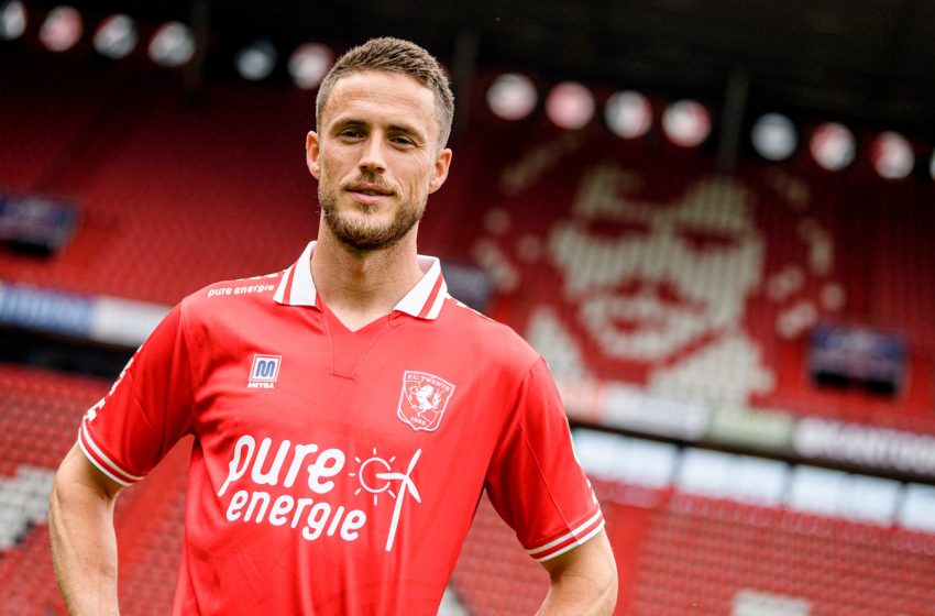 FC Twente anuncia a contratação de Ricky van Wolfswinkel