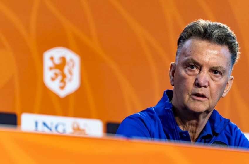 Louis van Gaal não dá pistas do time titular que jogará contra a Letônia