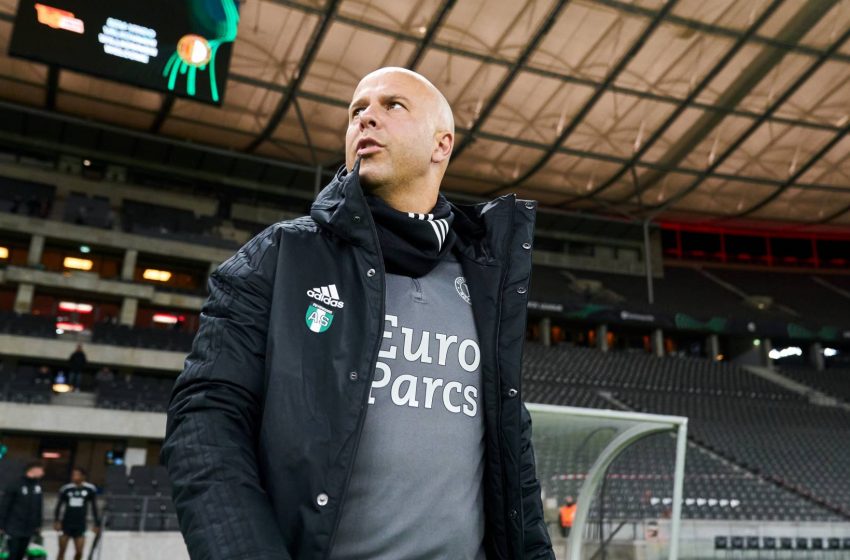  Arne Slot comenta pichações de torcedores do Feyenoord no muro de Berlim