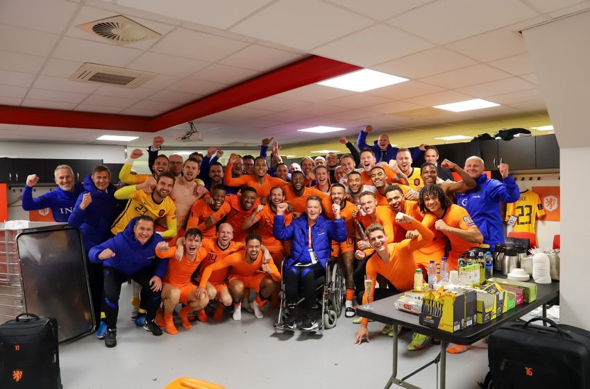  Louis van Gaal comemora com jogadores da Holanda no vestiário