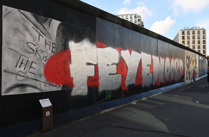  Torcedores do Feyenoord picham parte do Muro de Berlim