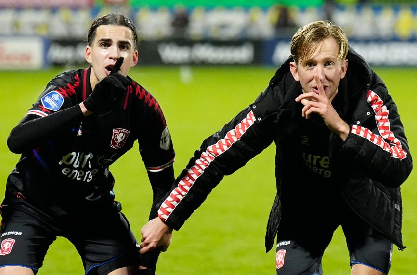  Com gols de Ricky van Wolfswinkel e Dimitris Limnios, FC Twente bate RKC Waalwijk por 2 a 1