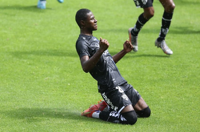 Ajax anuncia contratação de Patrickson Delgado