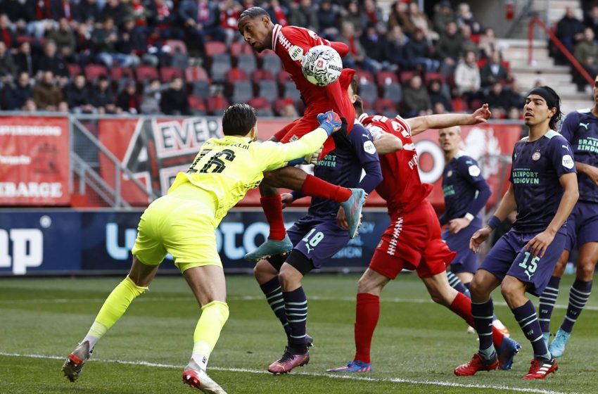  FC Twente abre três gols de vantagem, mas vê PSV empatar a partida