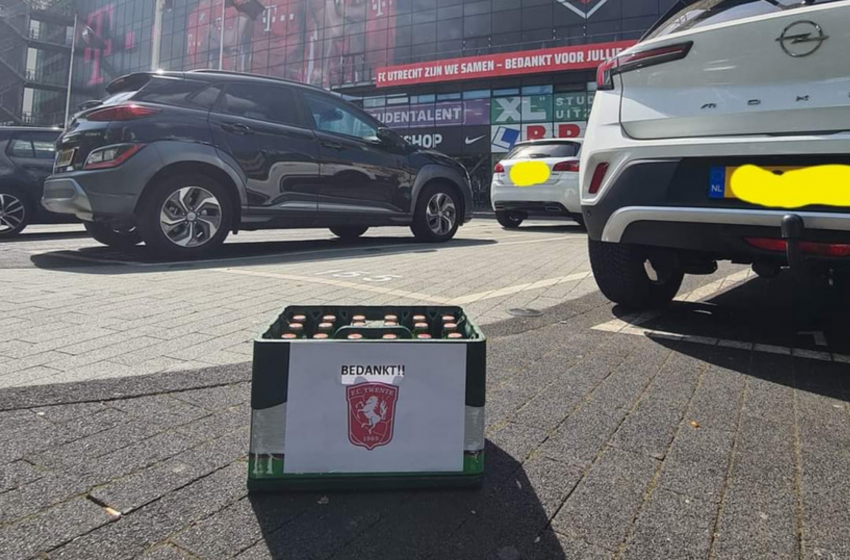  Torcedores do FC Twente agradecem ao FC Utrecht pelo empate com o AZ Alkmaar com uma grade de cerveja