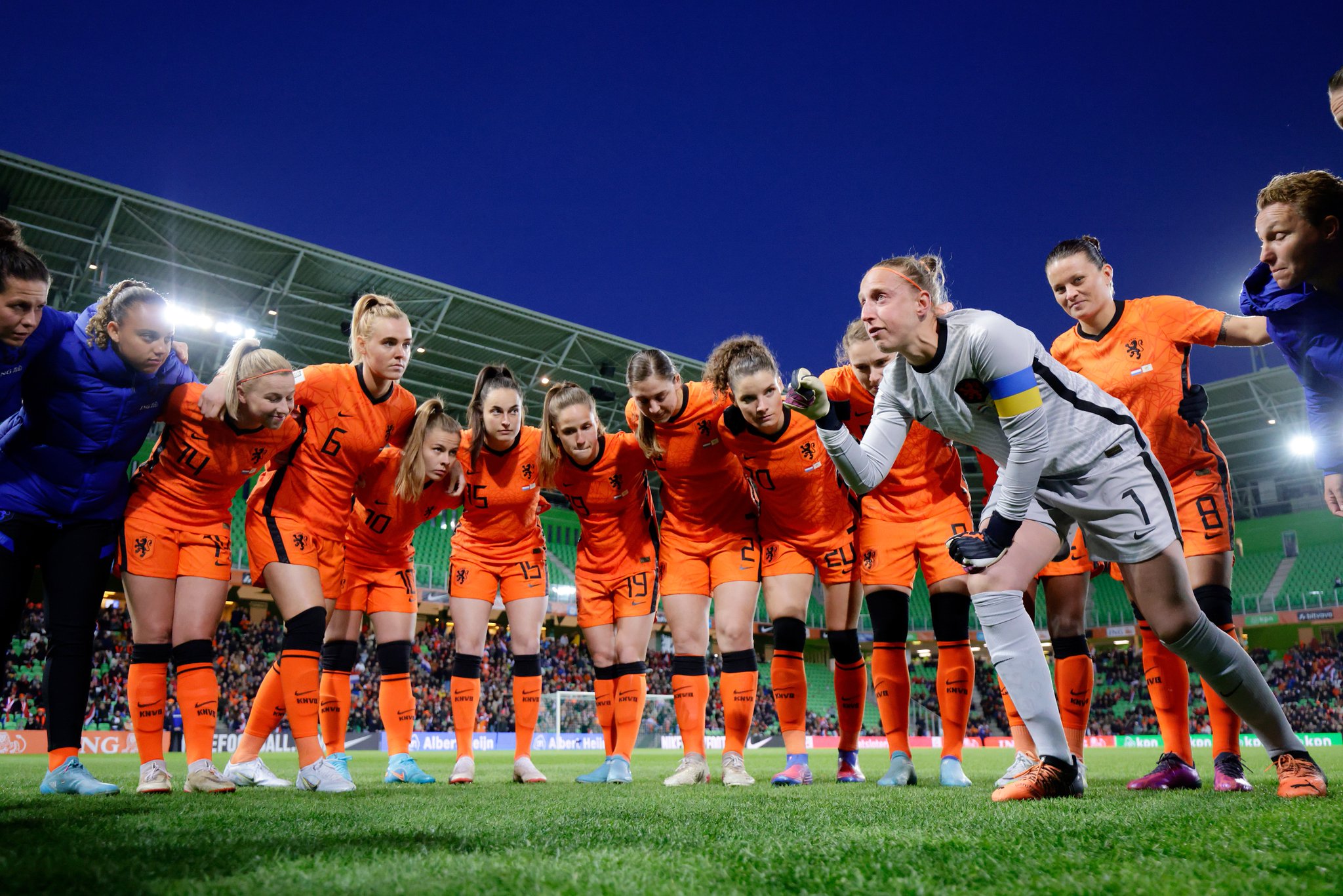 KNVB divulga as novas camisas da seleção masculina e feminina