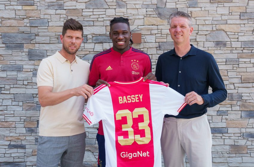  AFC Ajax contrata Calvin Bassey para o lugar de Lisandro Martínez