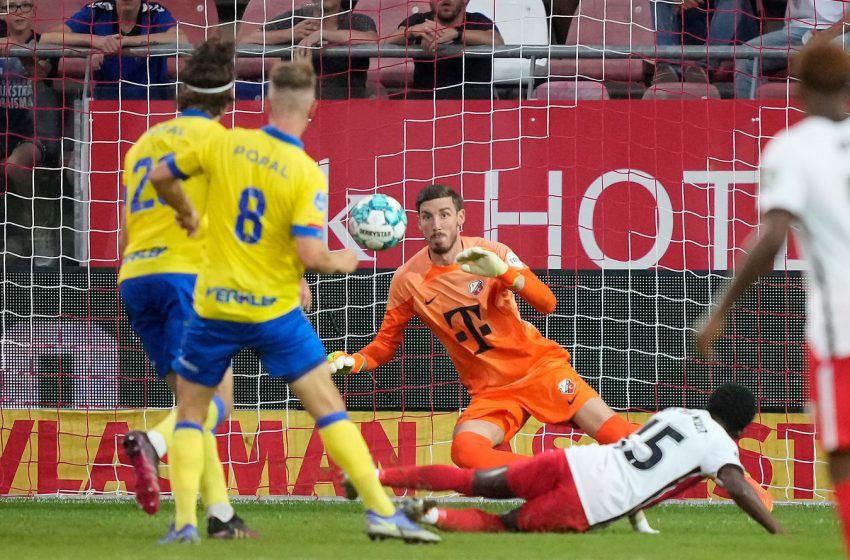  João Virgínia fecha o gol do SC Cambuur e jogo contra FC Utrecht não sai do 0 a 0