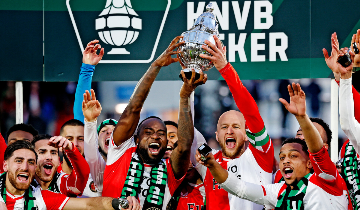 Atacante brasileiro decide final da Copa da Holanda para o Feyenoord