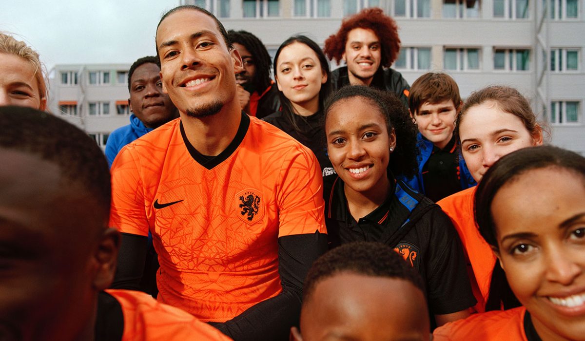 KNVB divulga as novas camisas da seleção masculina e feminina - Futebol  Holandês