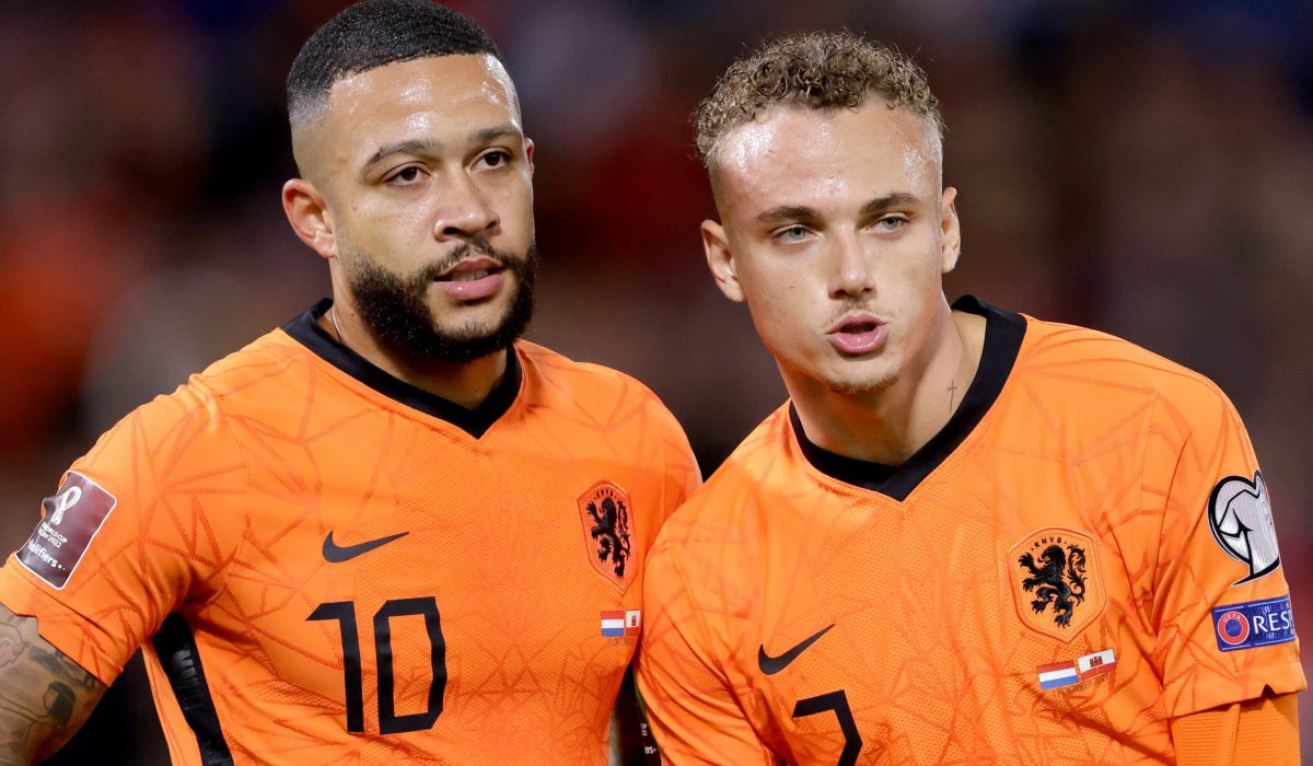 ROTTERDAM, NETHERLANDS - OCTOBER 11: Memphis Depay of Holland, Noa Lang of Holland  during the  World Cup Qualifier  match between Holland  v Gibraltar at the De Kuip on October 11, 2021 in Rotterdam Netherlands (Photo by Eric Verhoeven/Soccrates/Getty Images)