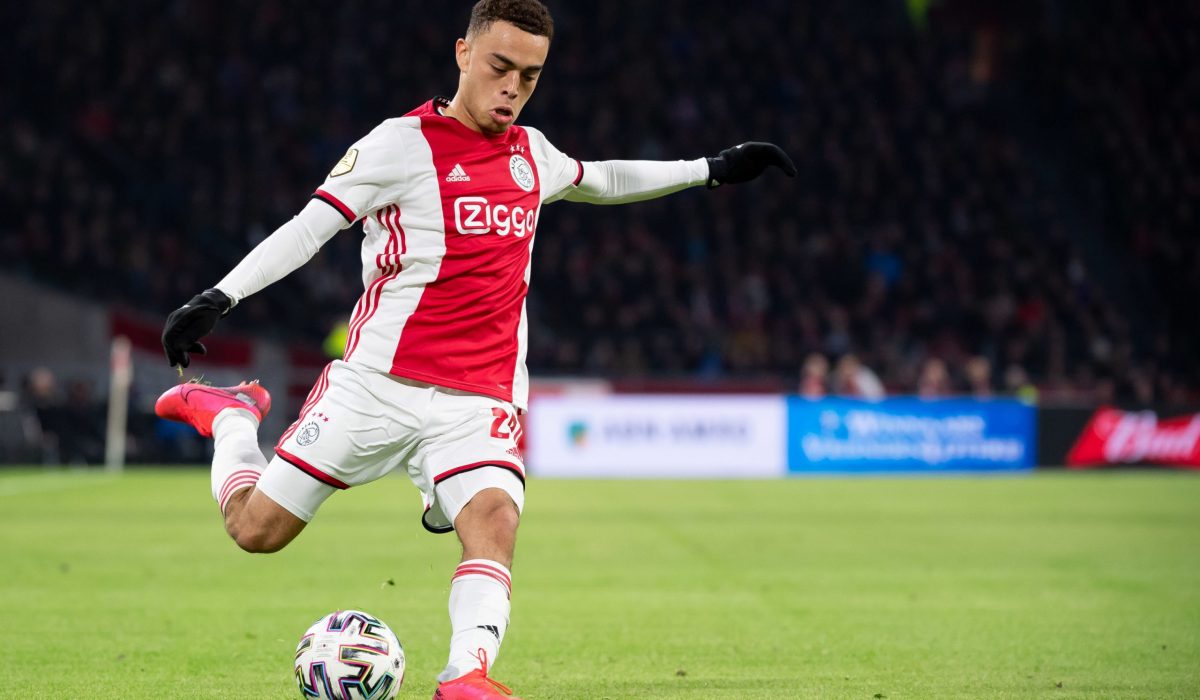 AMSTERDAM, NETHERLANDS - FEBRUARY 02: 
(BILD ZEITUNG OUT) Sergino Dest of Ajax Amsterdam controls the ball during the Eredivisie match between Ajax and PSV at Johan Cruyff Arena on February 2, 2020 in Amsterdam, Netherlands. (Photo by TF-Images/Getty Images)