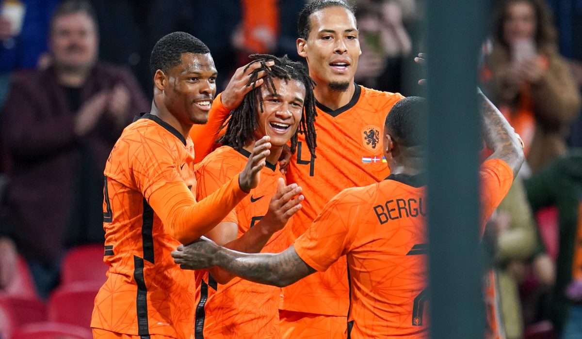 KNVB arrecada mais de 50 mil euros com vendas de camisas da Holanda para  ajuda à Ucrânia - Futebol Holandês